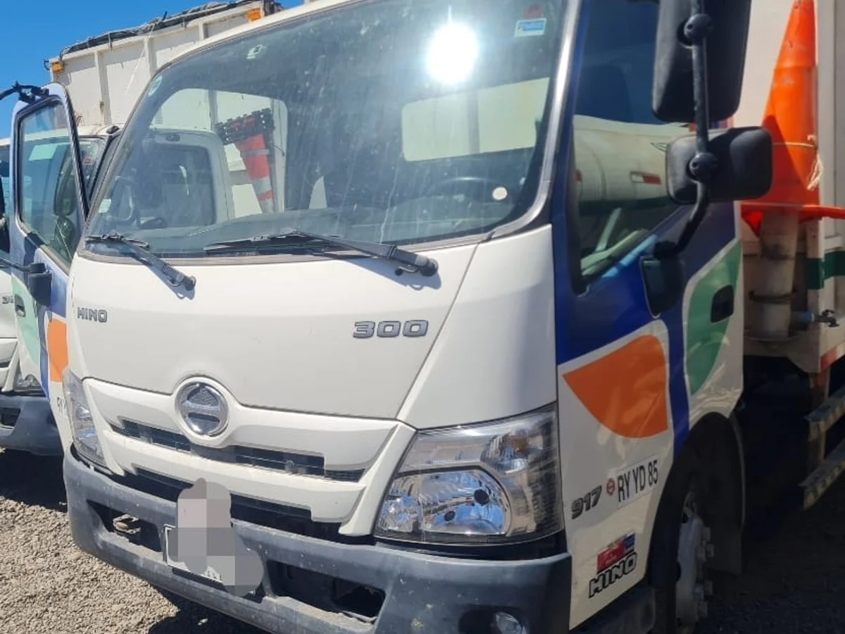 HINO 300 XZU 917 - Miniatura 2