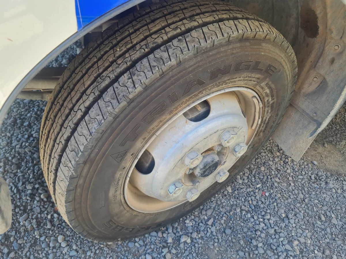 HINO 300 XZU 917 - Miniatura 4