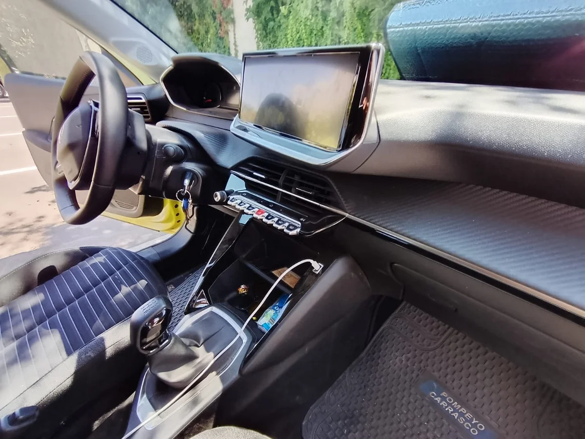 2025 PEUGEOT 208 - Miniatura 2