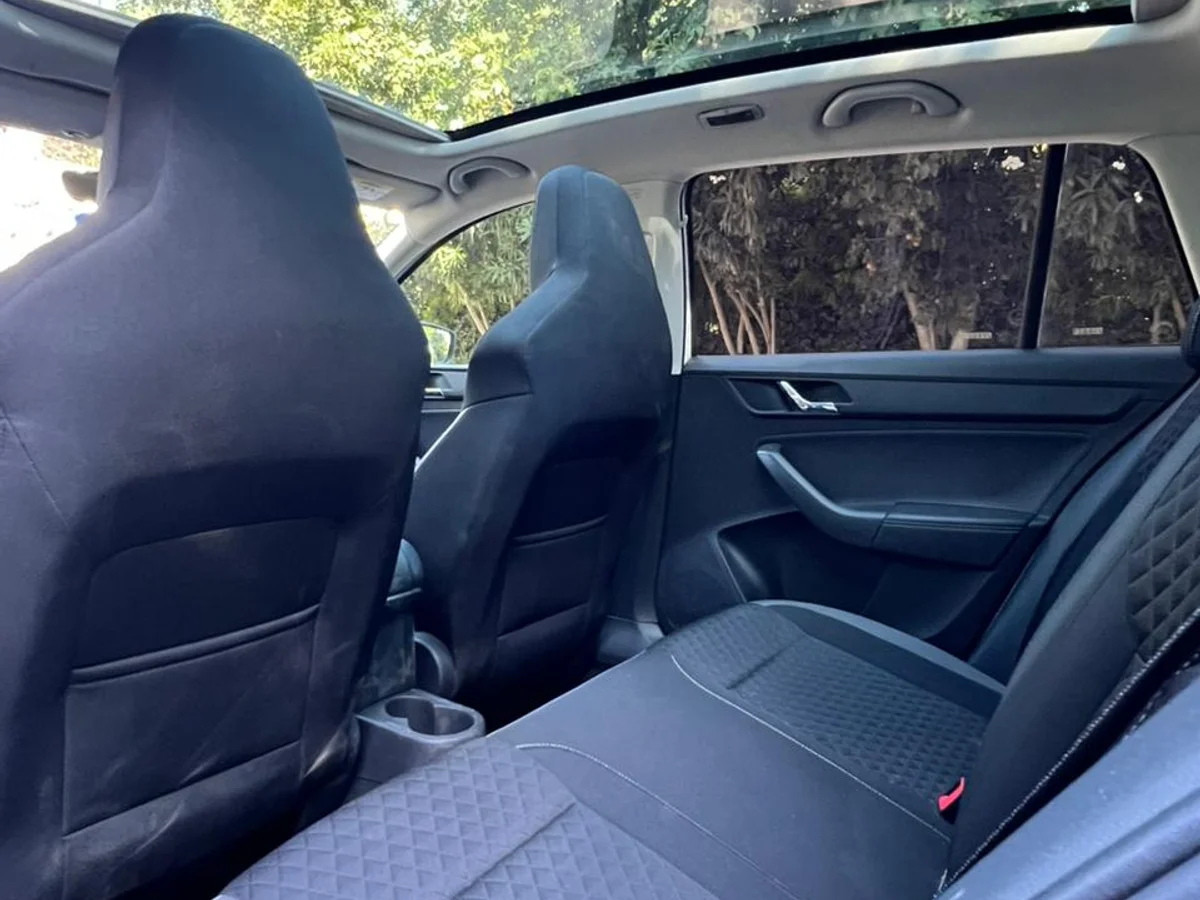 Skoda Rapid Spaceback Style 1.2 Tsi MT - Miniatura 12