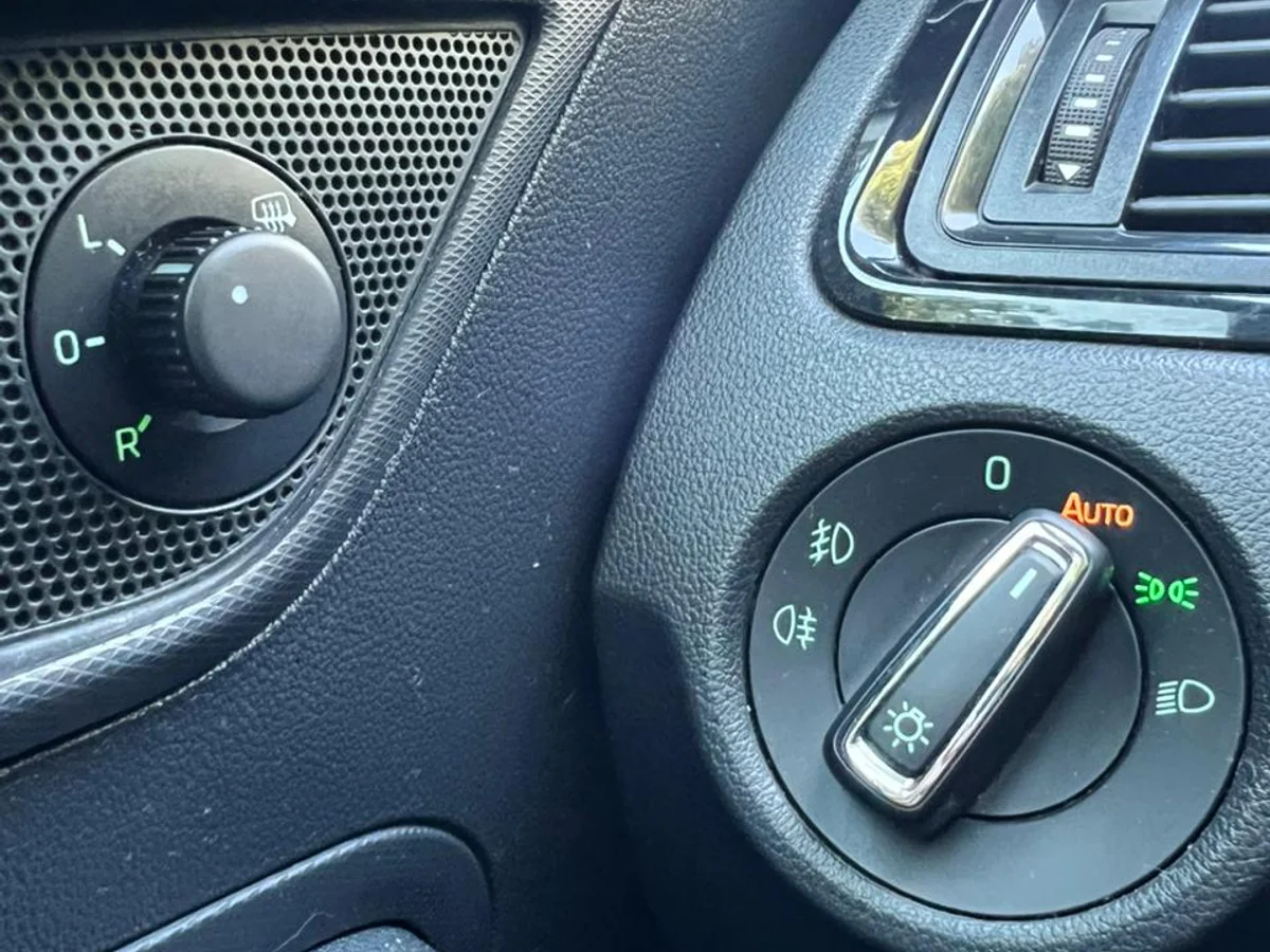 Skoda Rapid Spaceback Style 1.2 Tsi MT - Miniatura 18