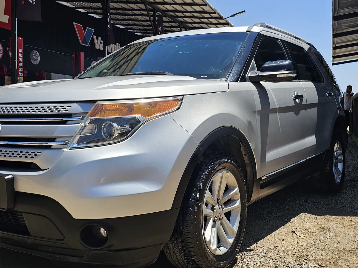 Ford Explorer 4x4 3.5cc - Miniatura 2