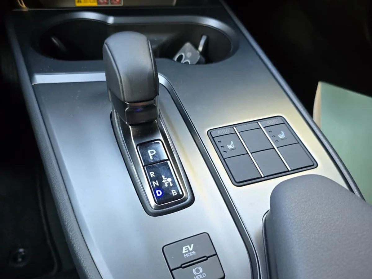 LEXUS UX300H HEV 4X2 2.0 AT - Miniatura 3