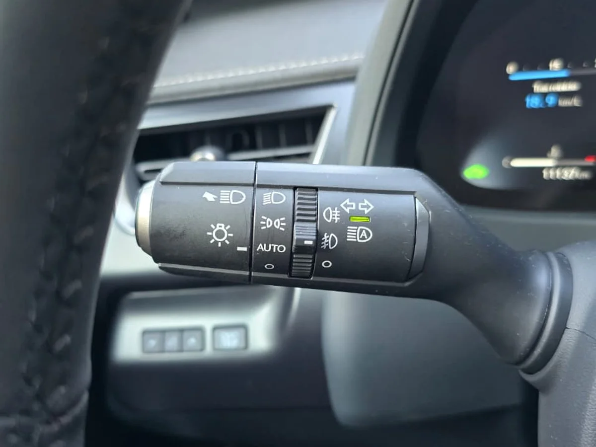 LEXUS UX300H HEV 4X2 2.0 AT - Miniatura 18