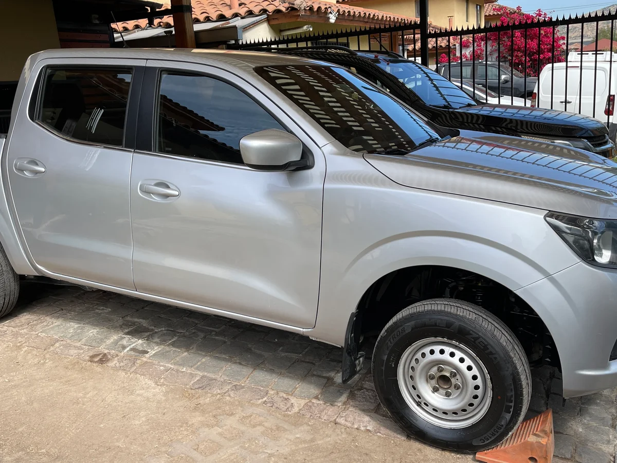 Nissan NP300 4×2 (doble cabina / motor 2.3 diesel) - Miniatura 4