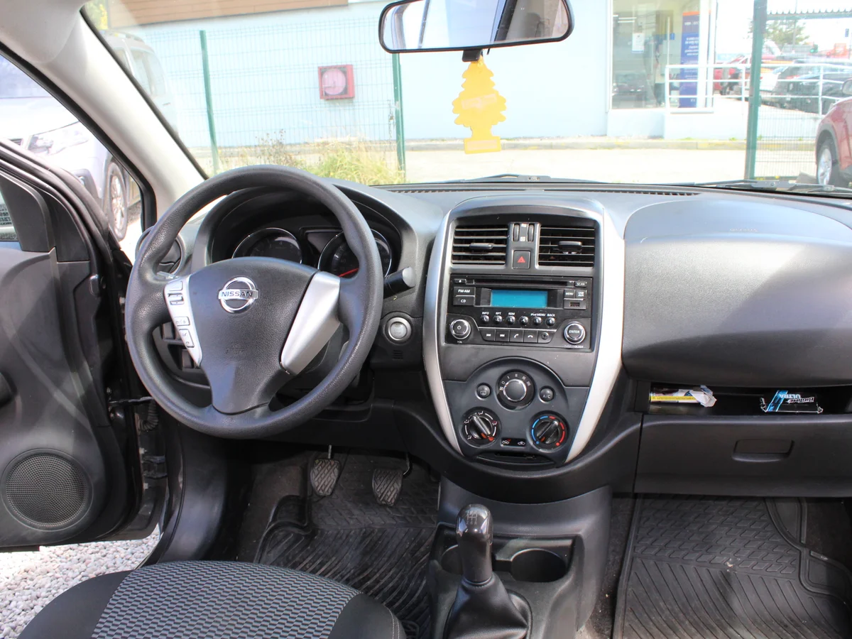 Nissan Versa Sense — foto 6 de 10
