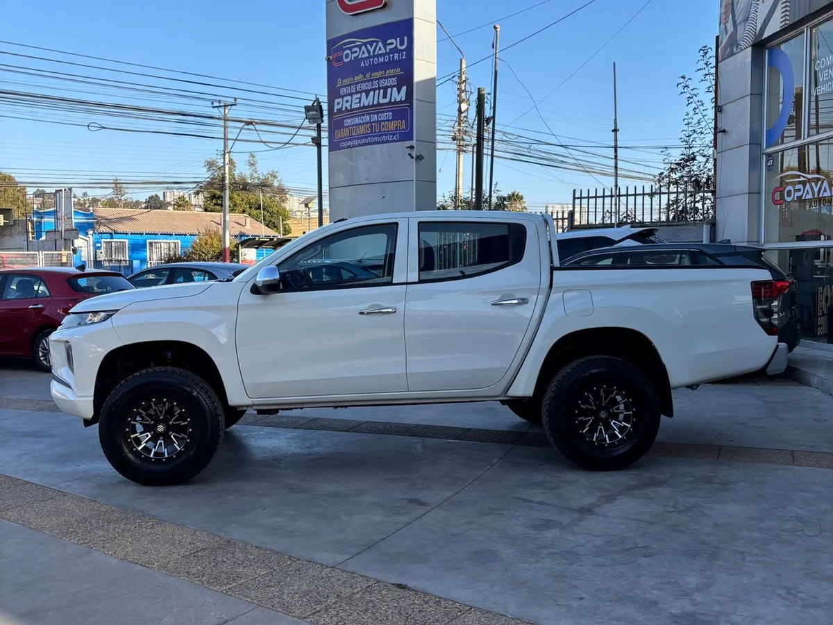 MITSUBISH L200 KATANA 4X4 - Miniatura 4