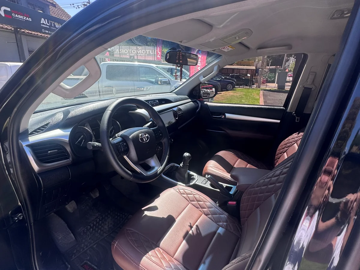 TOYOTA HILUX SR 2.8 - Miniatura 10