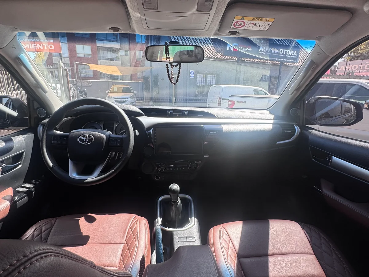 TOYOTA HILUX SR 2.8 - Miniatura 12