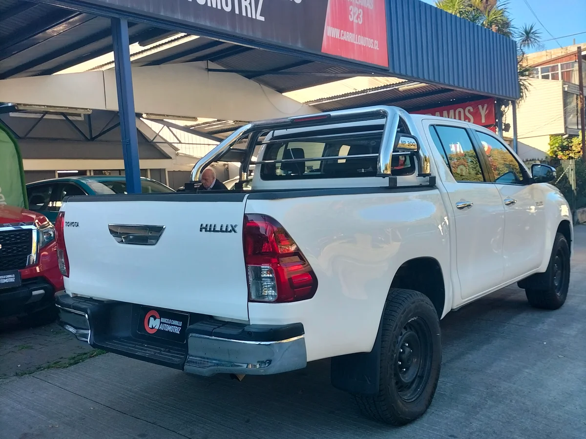 Toyota Hilux 4x2 - Miniatura 8