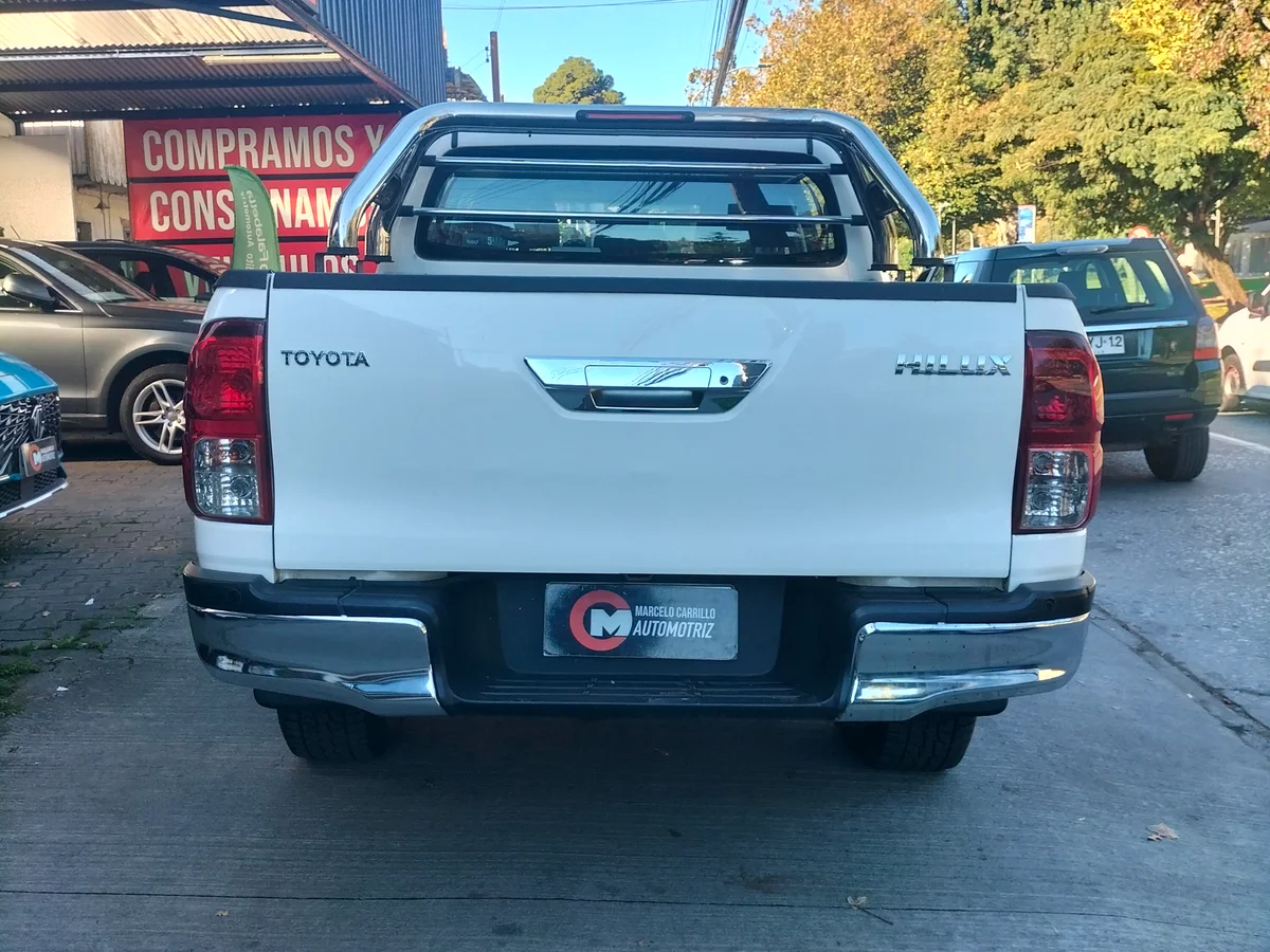 Toyota Hilux 4x2 - Miniatura 9