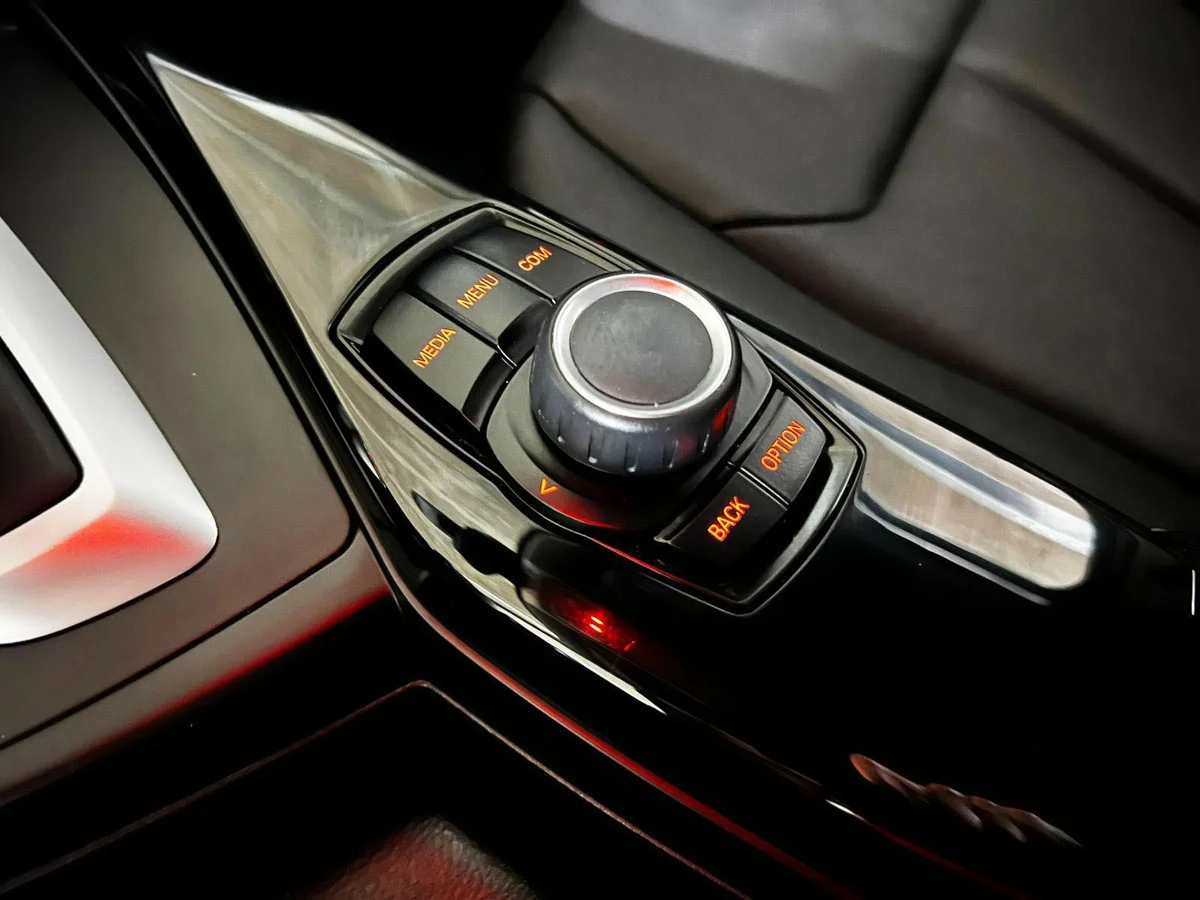 BMW 118 MILLENIAL 1.5 AT 2019 - Miniatura 17