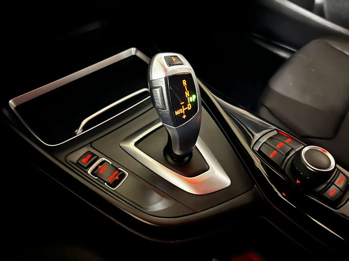 BMW 118 MILLENIAL 1.5 AT 2019 - Miniatura 16