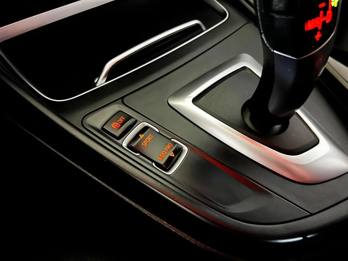 BMW 118 MILLENIAL 1.5 AT 2019 - Miniatura 18