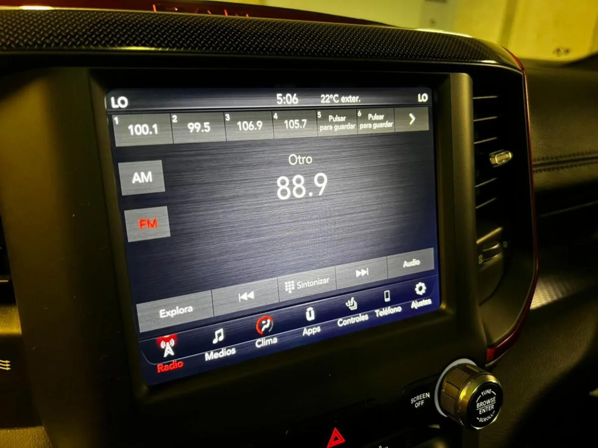 DODGE RAM 1500 REBEL 5.7 HEMI 2020 - Miniatura 12