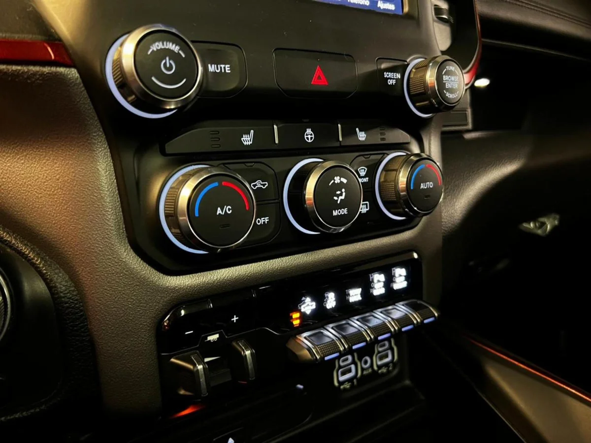 DODGE RAM 1500 REBEL 5.7 HEMI 2020 - Miniatura 16