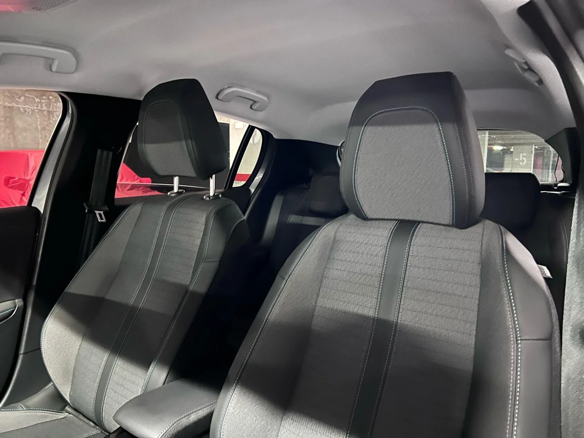 PEUGEOT 208 ALLURE PACK PURETECH 2023 - Miniatura 12