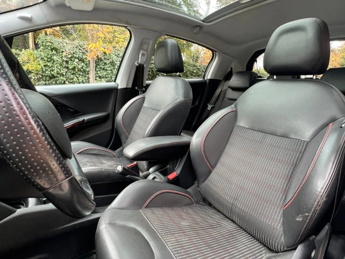 PEUGEOT 208 GT-LINE AUT 1.2L TURBO PURETECH AÑO 2017 - Miniatura 4