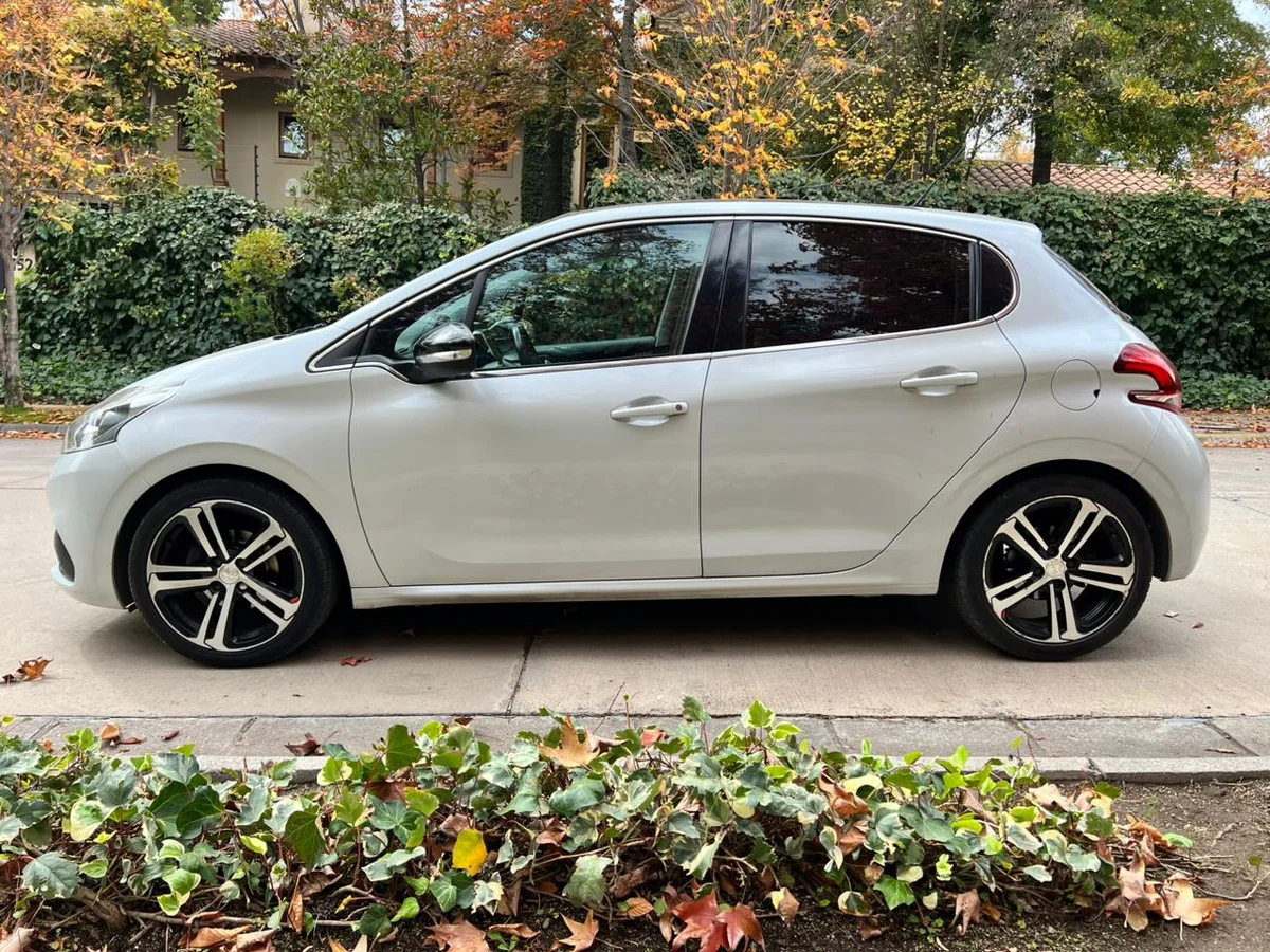PEUGEOT 208 GT-LINE AUT 1.2L TURBO PURETECH AÑO 2017 - Miniatura 5