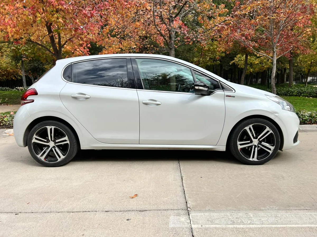 PEUGEOT 208 GT-LINE AUT 1.2L TURBO PURETECH AÑO 2017 - Miniatura 12