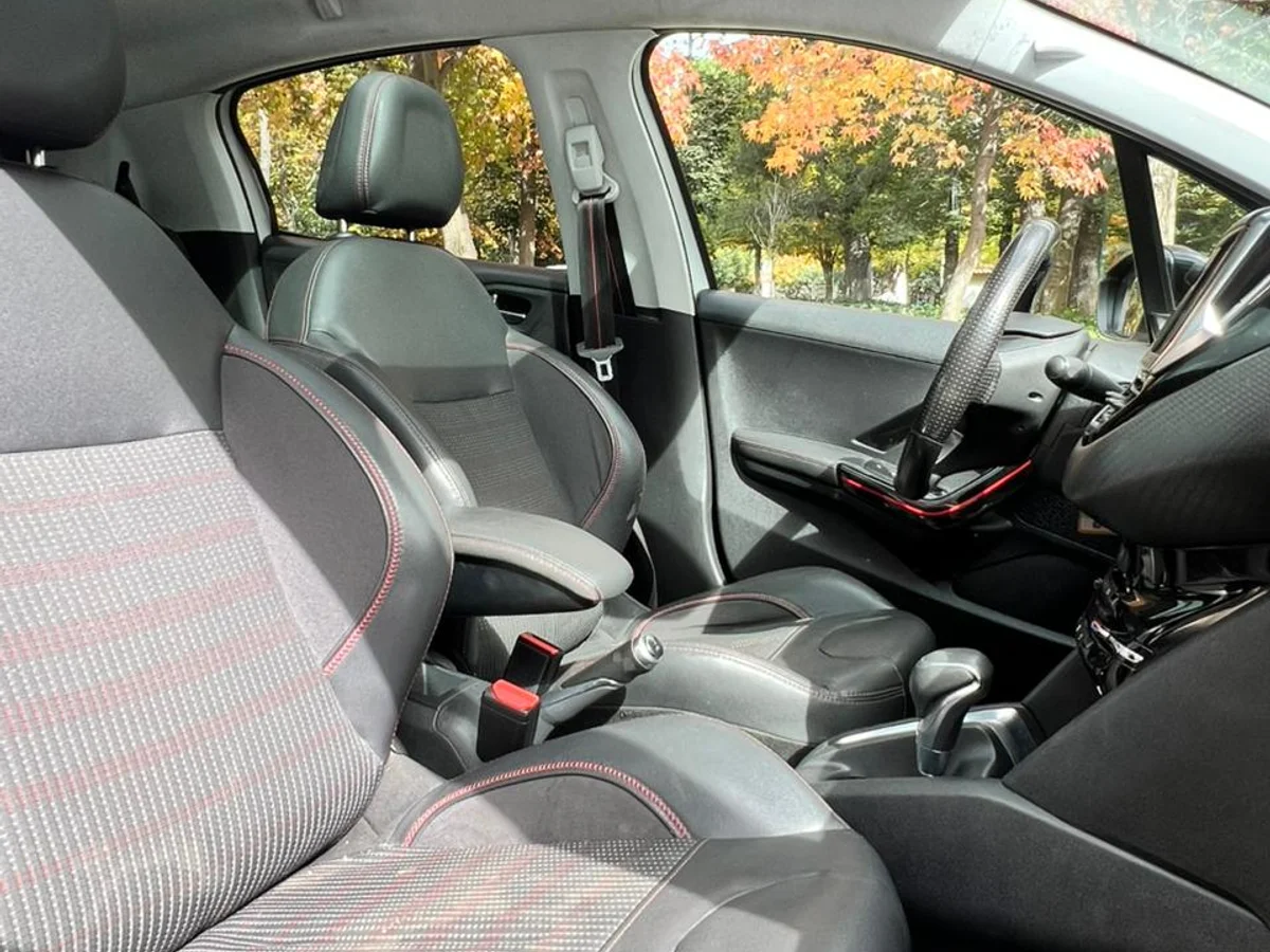 PEUGEOT 208 GT-LINE AUT 1.2L TURBO PURETECH AÑO 2017 - Miniatura 13