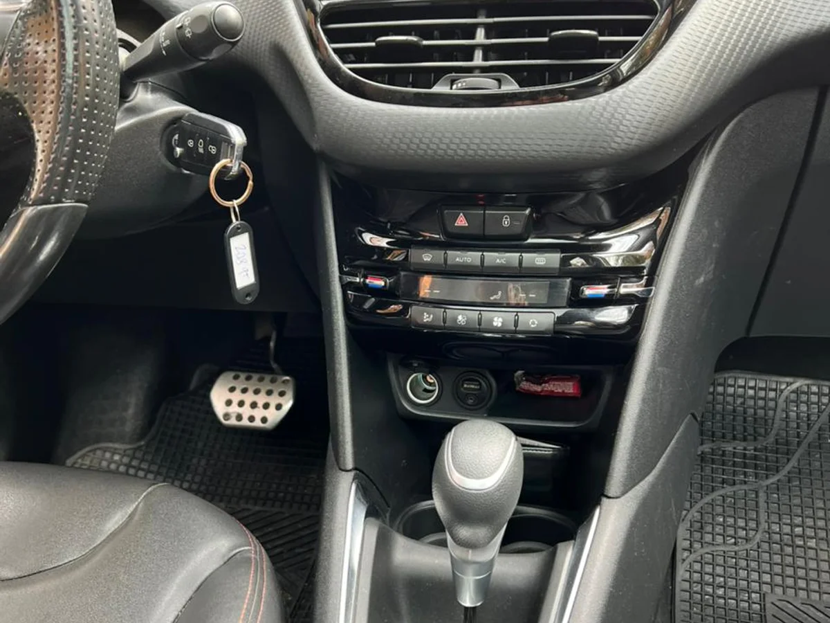 PEUGEOT 208 GT-LINE AUT 1.2L TURBO PURETECH AÑO 2017 - Miniatura 22