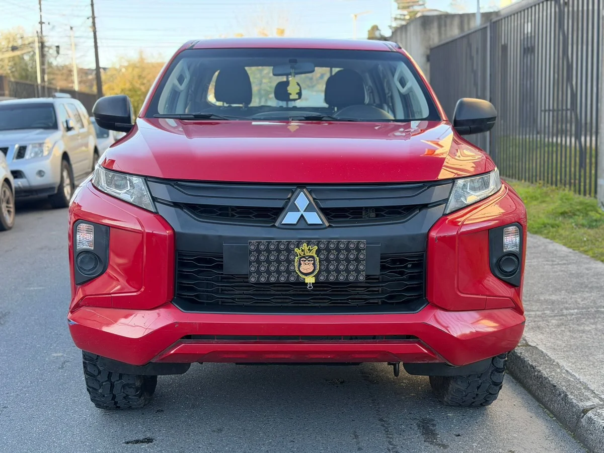 MITSUBISHI L200 2.4 KATANA CRM DIESEL SPECIAL PACK DOB. CAB. 4X4 MT 4P 2022
