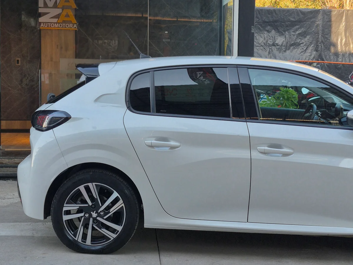 Peugeot 208 - Miniatura 8