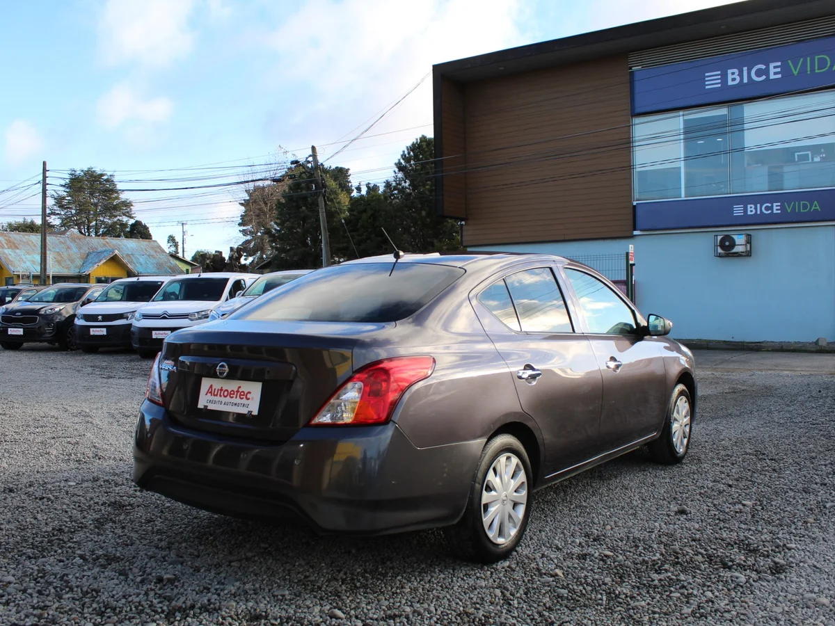 Nissan Versa Sense — foto 9 de 13