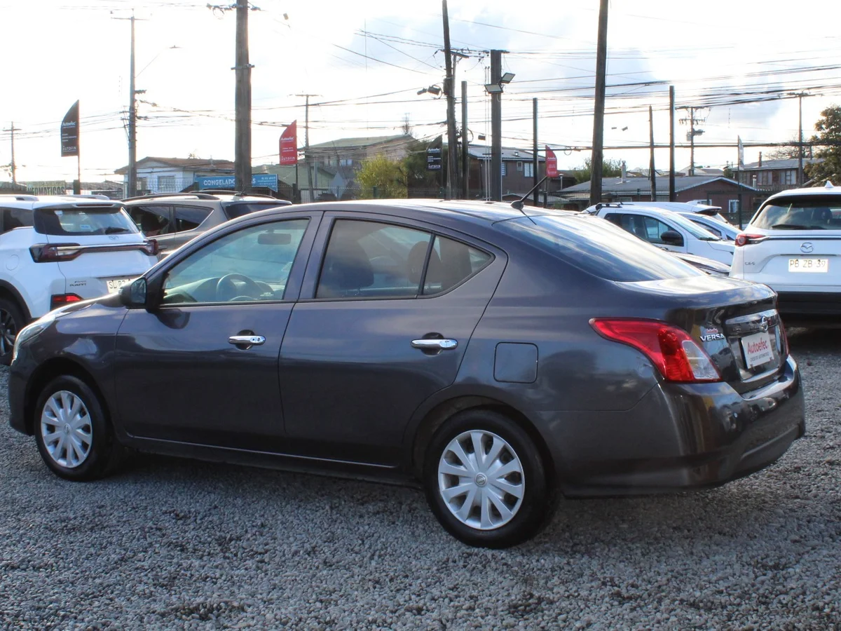 Nissan Versa Sense — foto 10 de 13