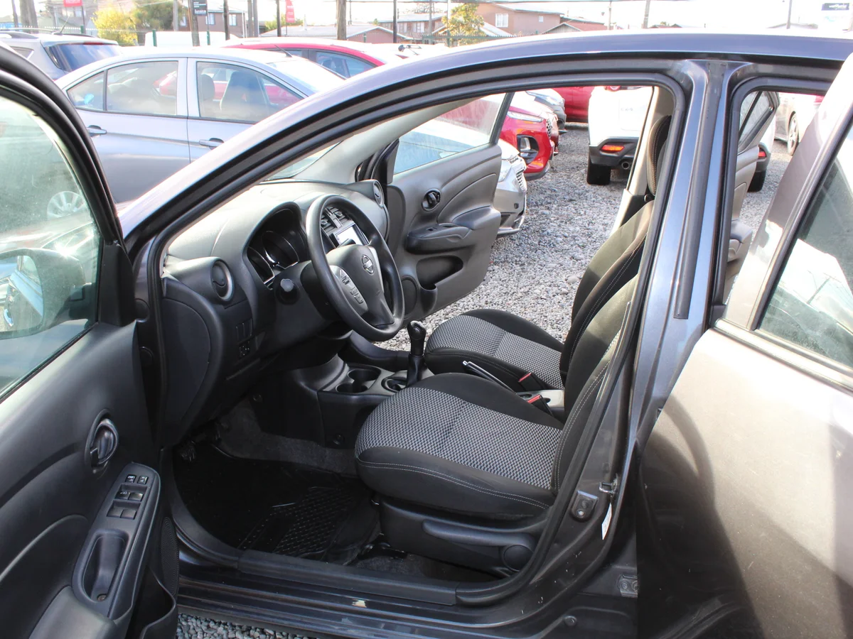 Nissan Versa Sense — foto 11 de 13