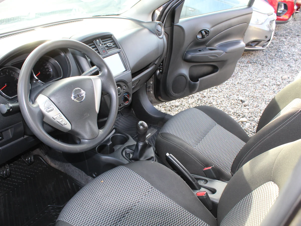 Nissan Versa Sense — foto 12 de 13