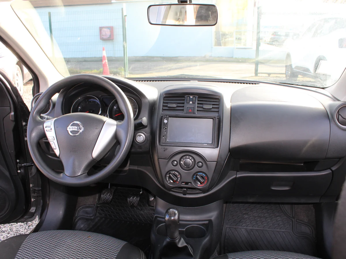 Nissan Versa Sense — foto 7 de 13