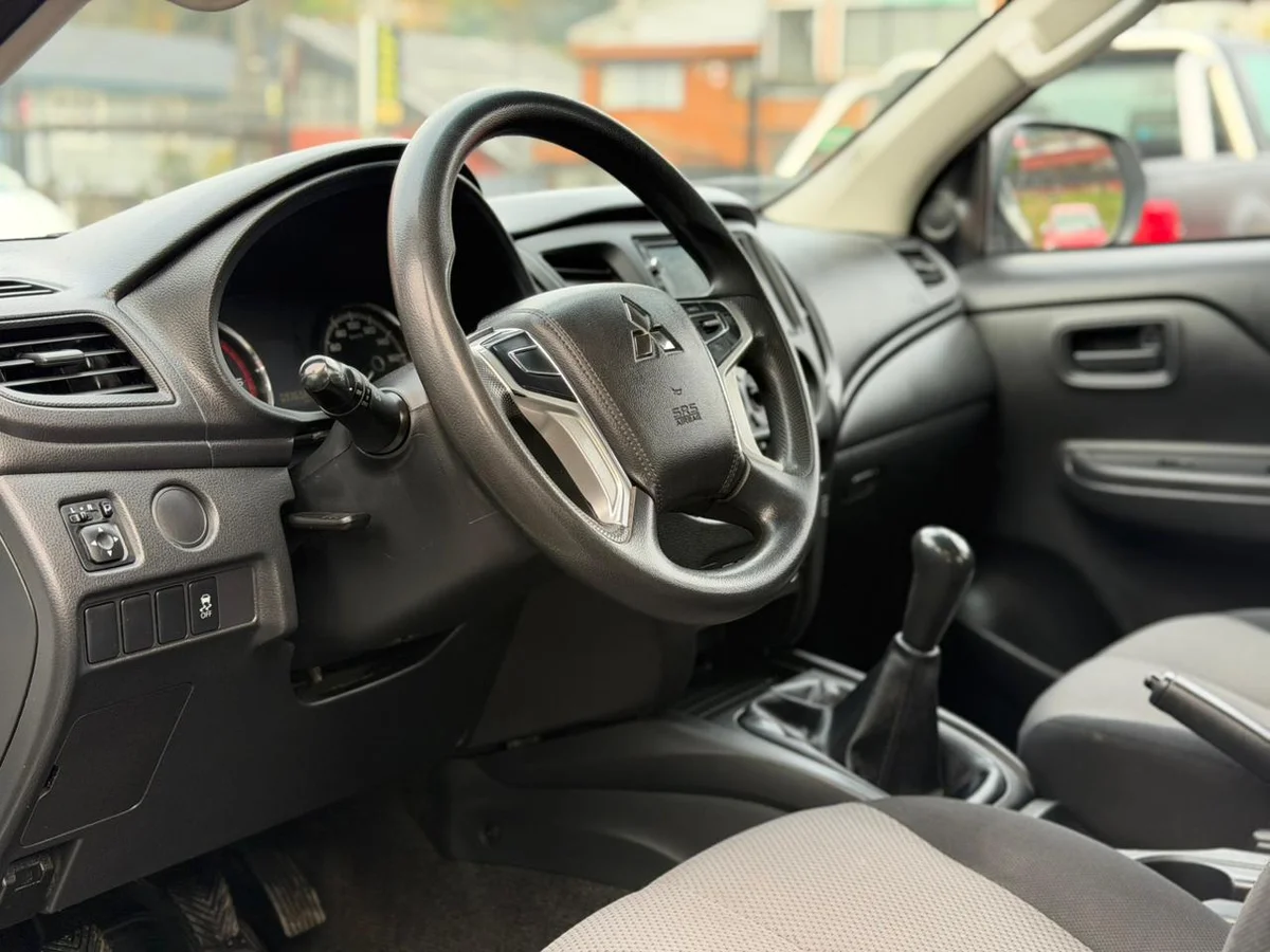 Mitsubishi L200 Katana CR 4x2 2.4 MT 2023 - Miniatura 7
