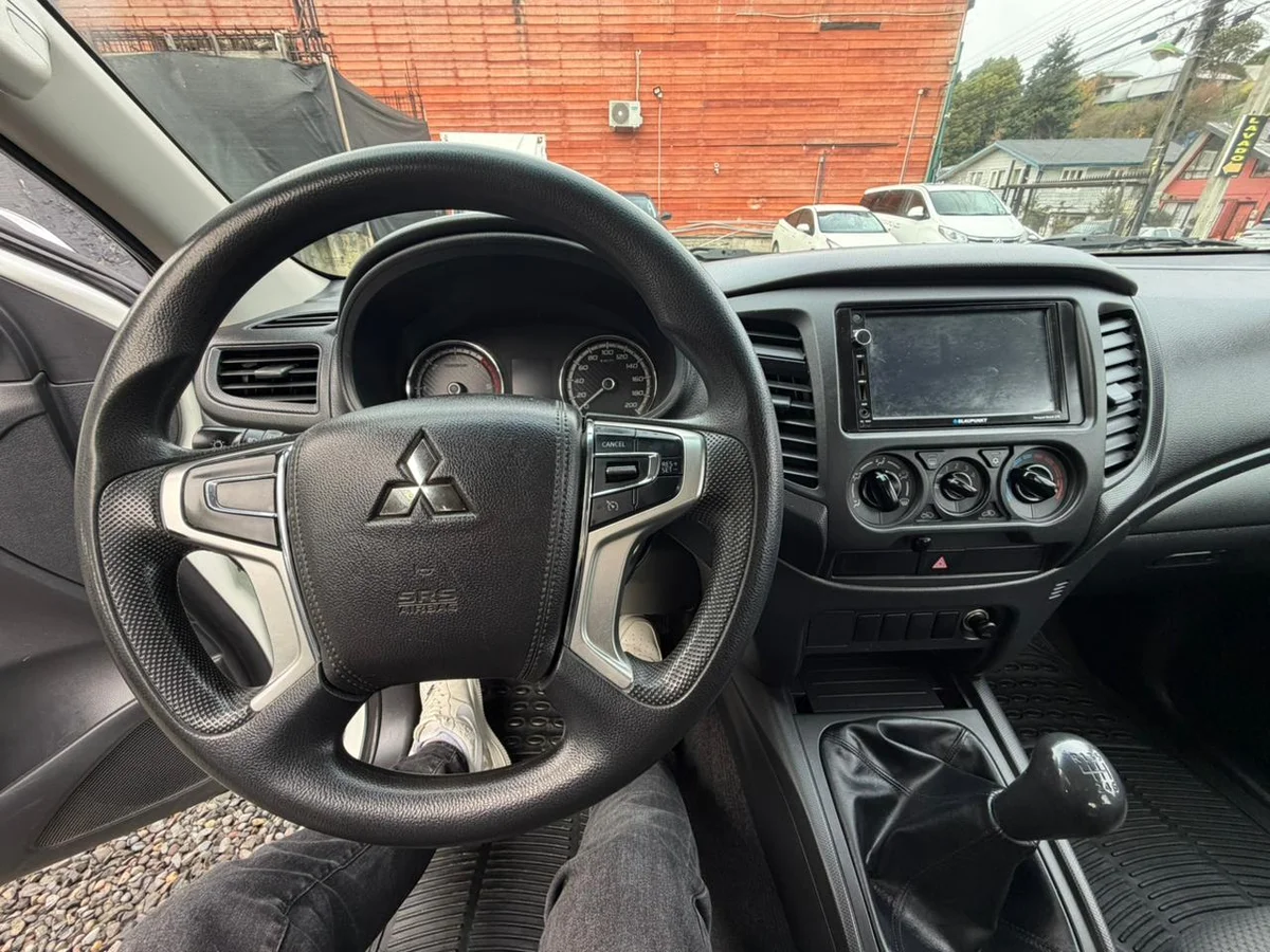 Mitsubishi L200 Katana CR 4x2 2.4 MT 2023 - Miniatura 10