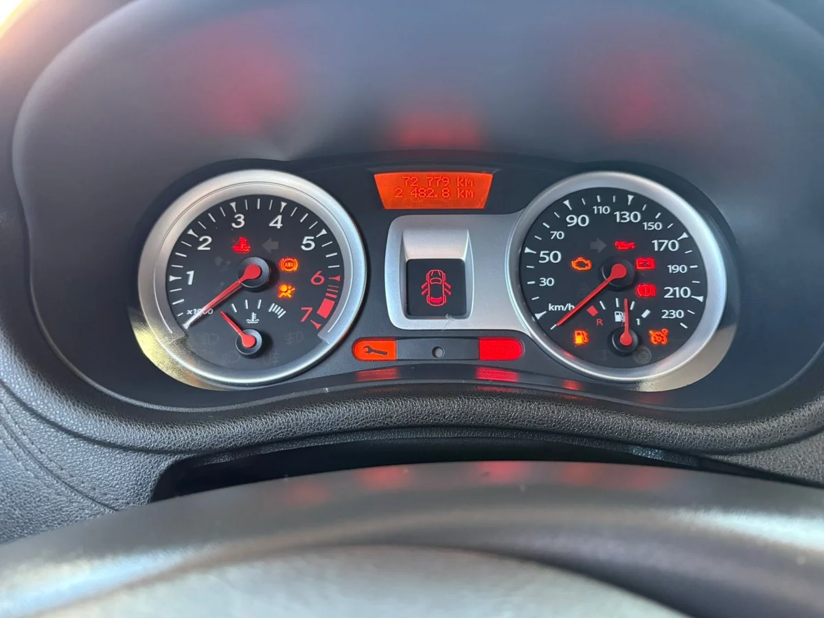 RENAULT CLIO 1.6 2013 - Miniatura 7