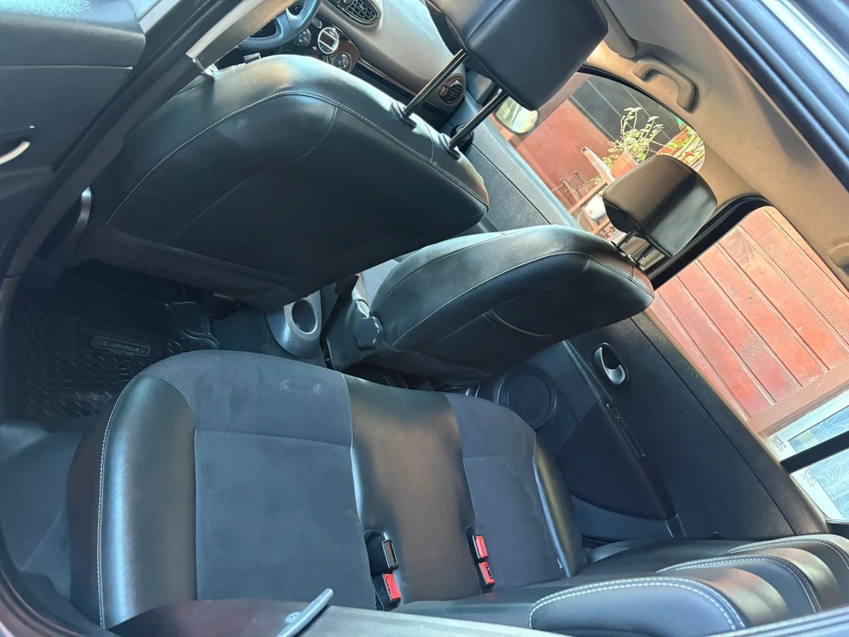 RENAULT CLIO 1.6 2013 - Miniatura 9