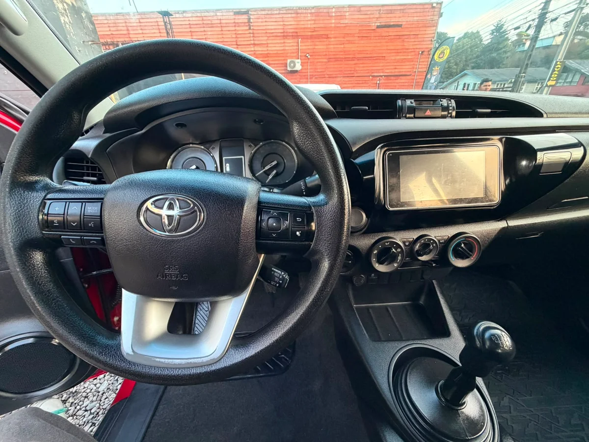 TOYOTA HILUX D CAB DX 4X4 2.4 DCAB MT 4X4 2.4 2023 - Miniatura 11
