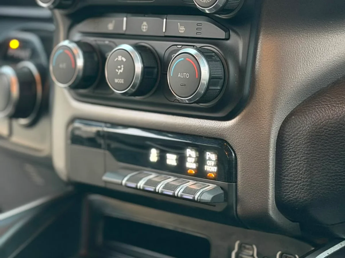 RAM 1500 3.6 4X4 QUAD CAB DOB. CAB. AT 4P 2020 - Imagen 17