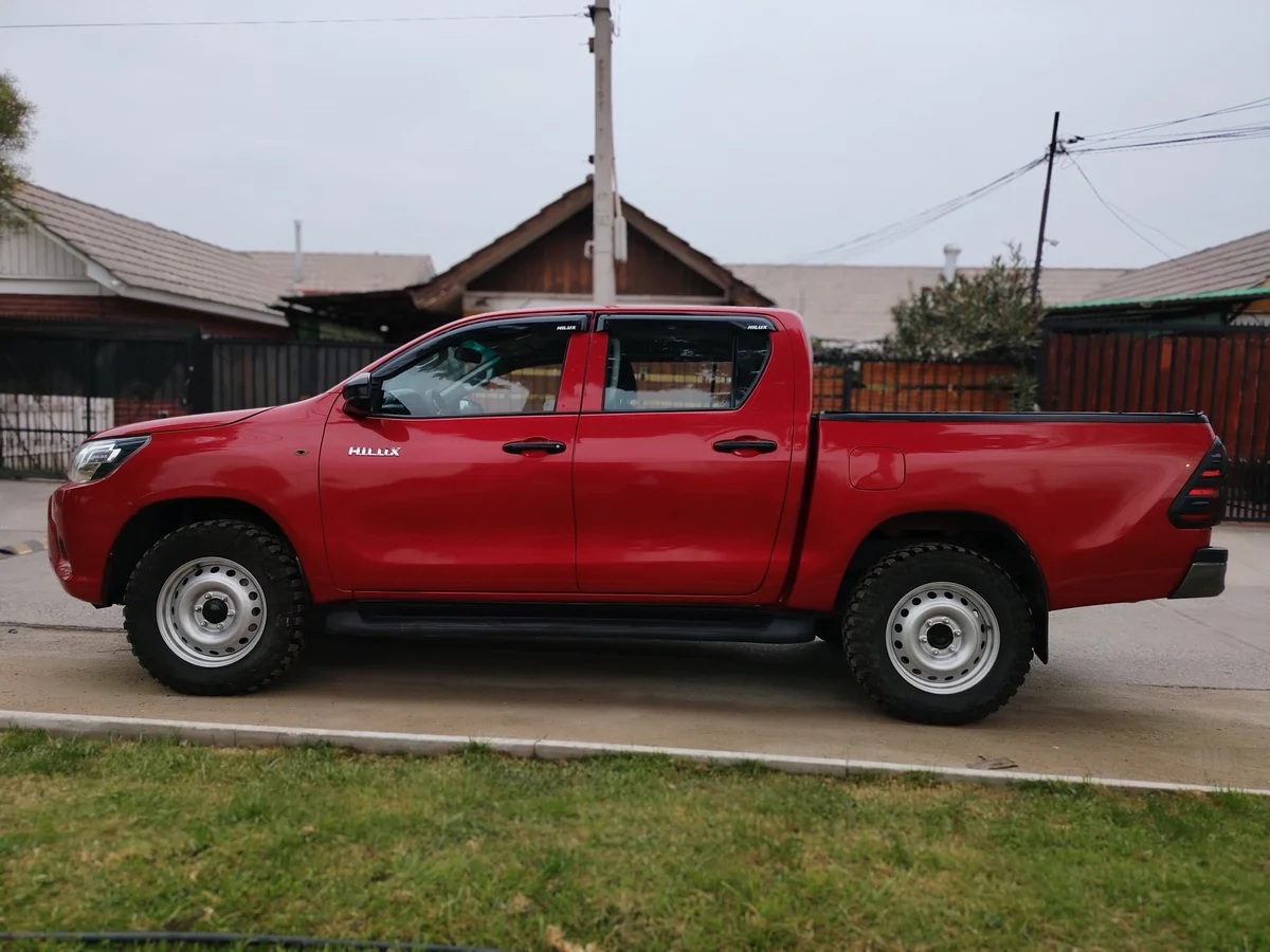 TOYOTA Hilux 2.8L DIESEL 4X4 MT 2023 - Miniatura 11