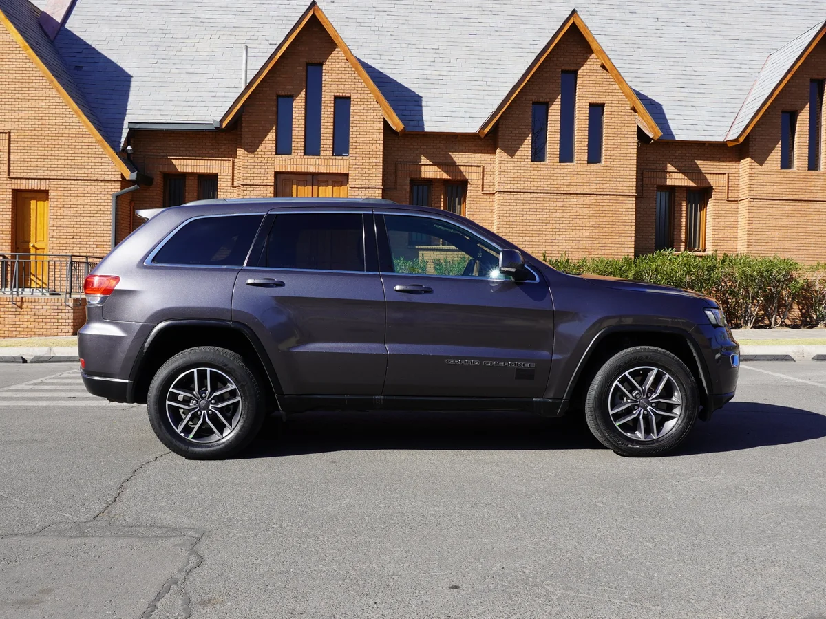JEEP GRAND CHEROKEE LAREDO 3.6 4x2 2019 miniatura 4