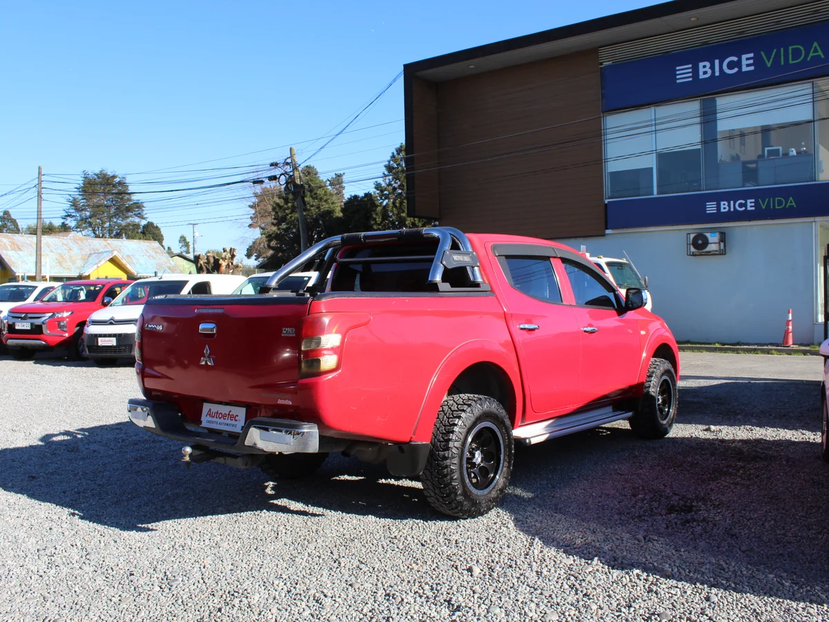 Mitsubishi L200 — foto 8 de 11