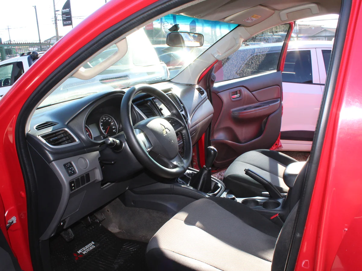 Mitsubishi L200 — foto 10 de 11