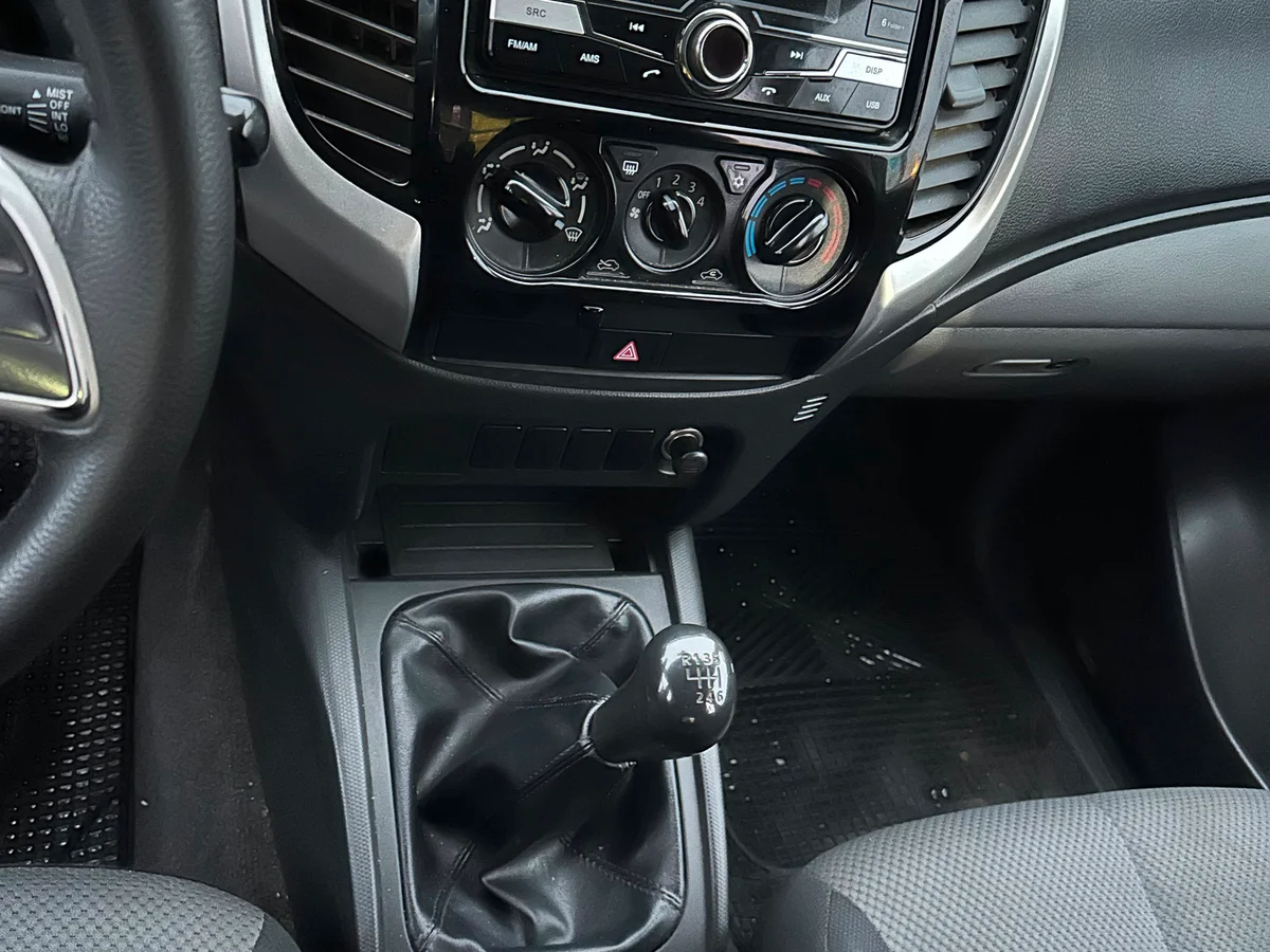 MITSUBISHI L200 KATANA CRT 4X4 2019 - Miniatura 8