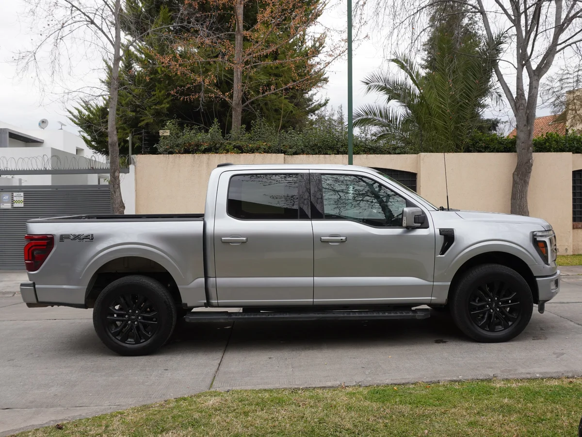 FORD F 150 LARIAT BLACK 5.0 V8 2025 Facturable miniatura 4
