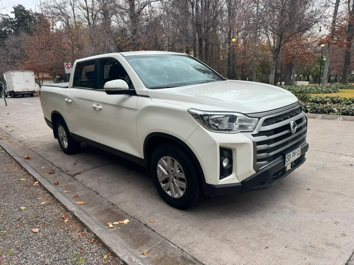 SSANGYONG NEW MUSSO GRAND GLX 2.2 MT6 4X2 DIESEL AÑO 2022 - Miniatura 12