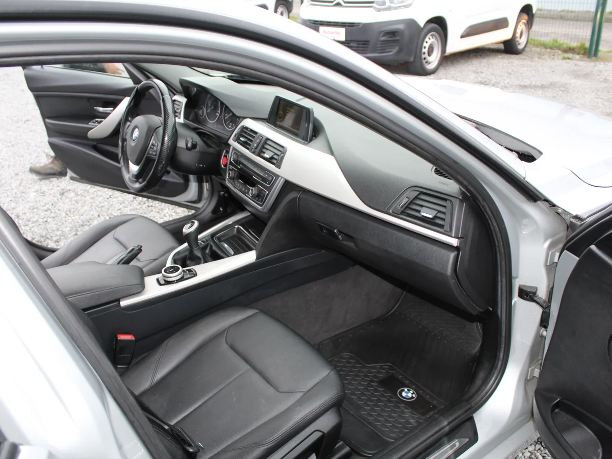 BMW 320I 2.0 MT. 2015