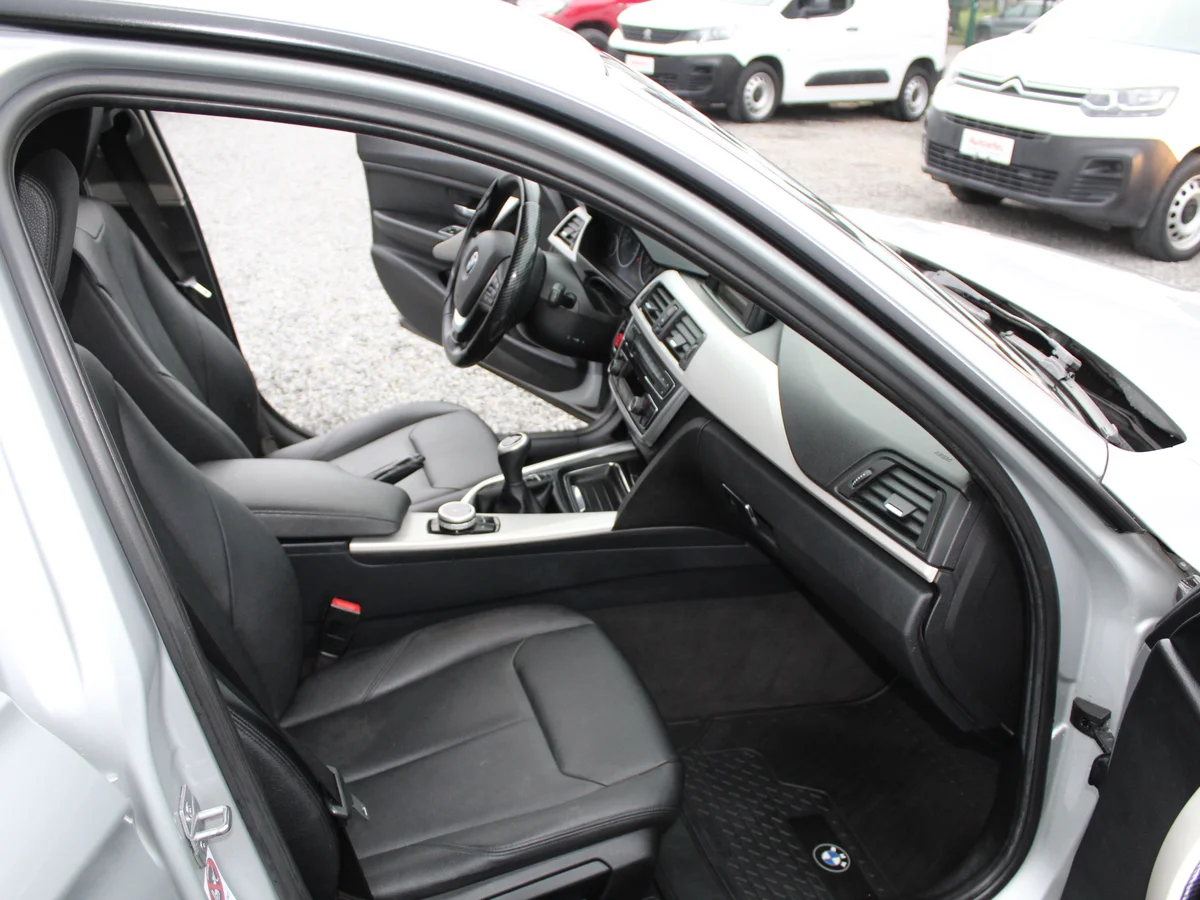 BMW 320I 2.0 MT. 2015