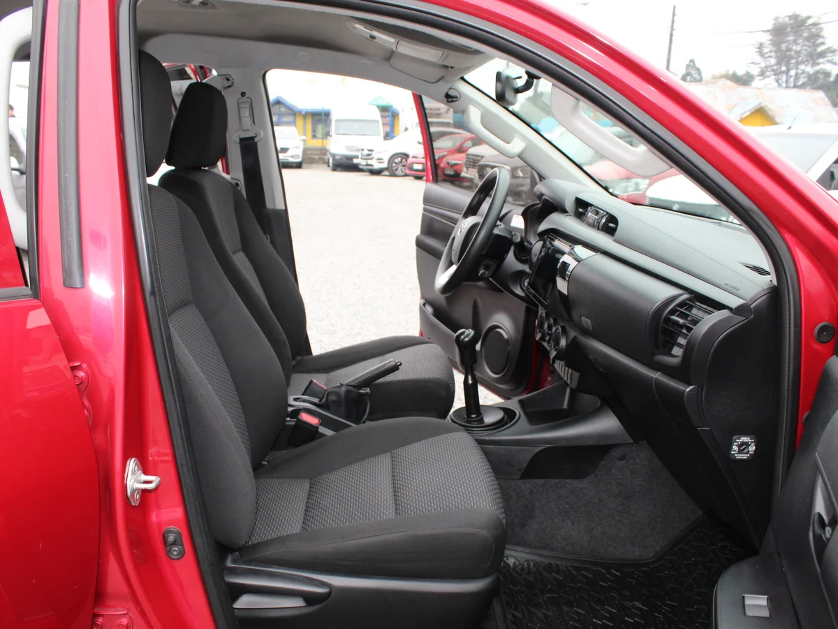Toyota Hilux — foto 6 de 13