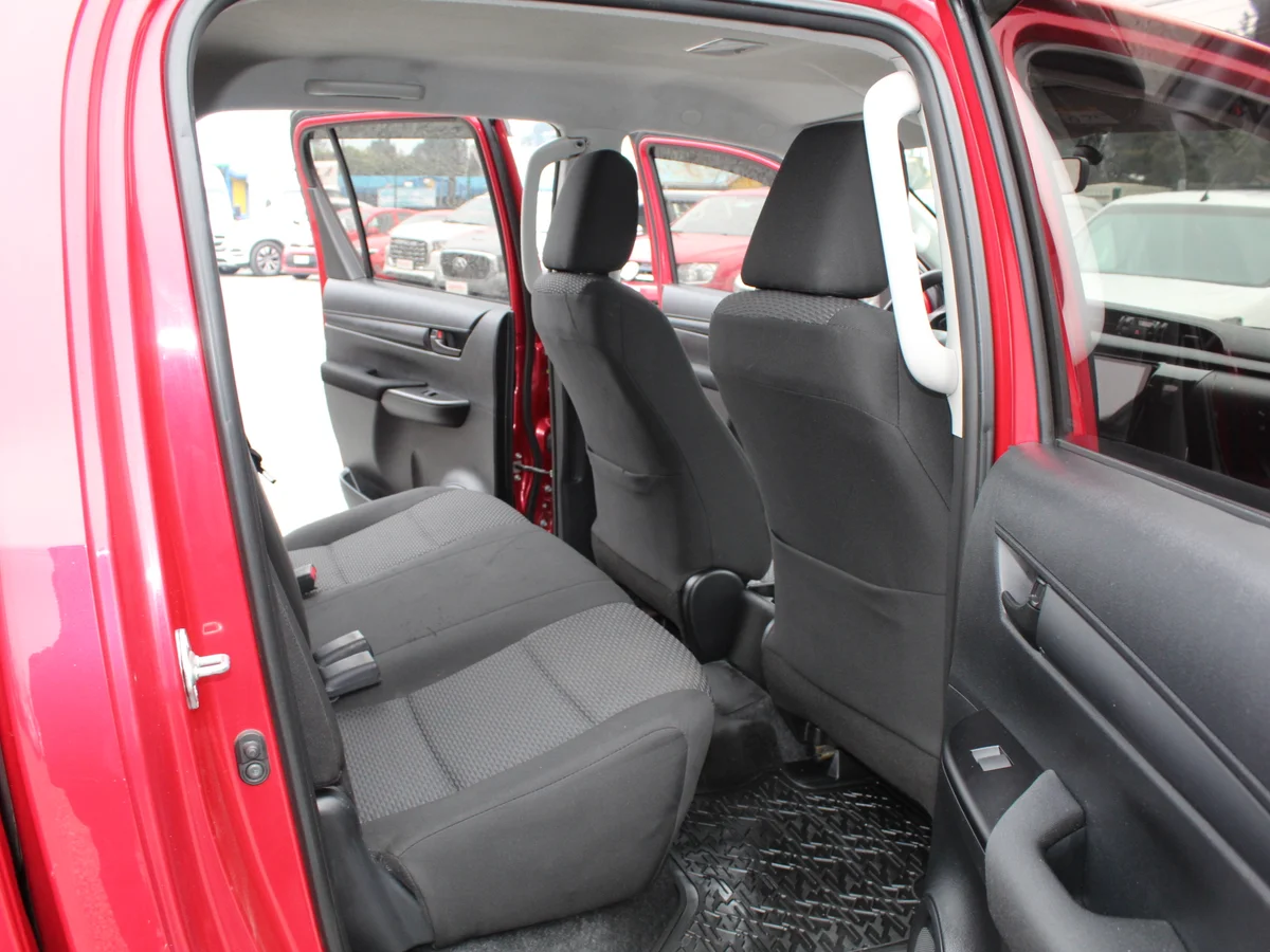 Toyota Hilux — foto 7 de 13